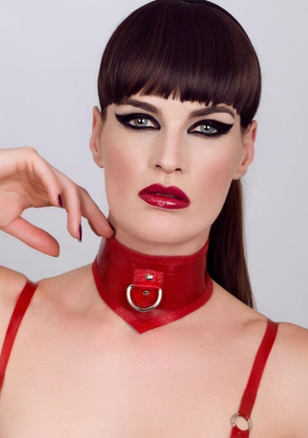 Latex D ring choker.